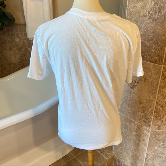 White w/ pinkish letters  "FAMILIA" t-shirt short sleeved size medium - Picture 3 of 4